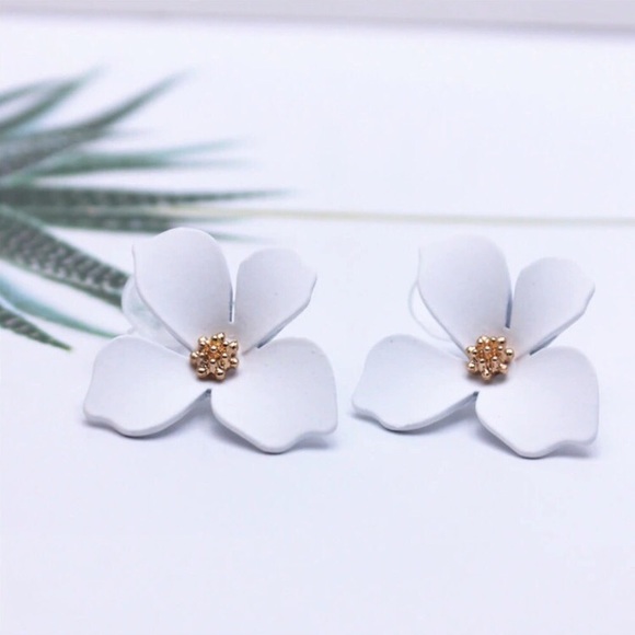❗️LAST❗️White Petal Stud Earrings - Picture 4 of 7